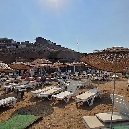 度假居 With Garden And Sea View In Gundogan -