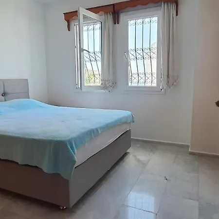 With Garden And Sea View In Gundogan - بيت للعطل *